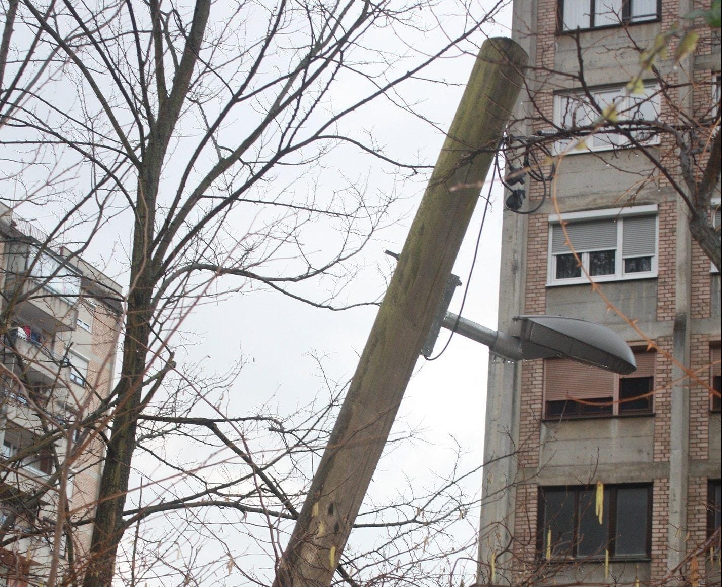 Drog nevarno visel 3 mesece čez cesto