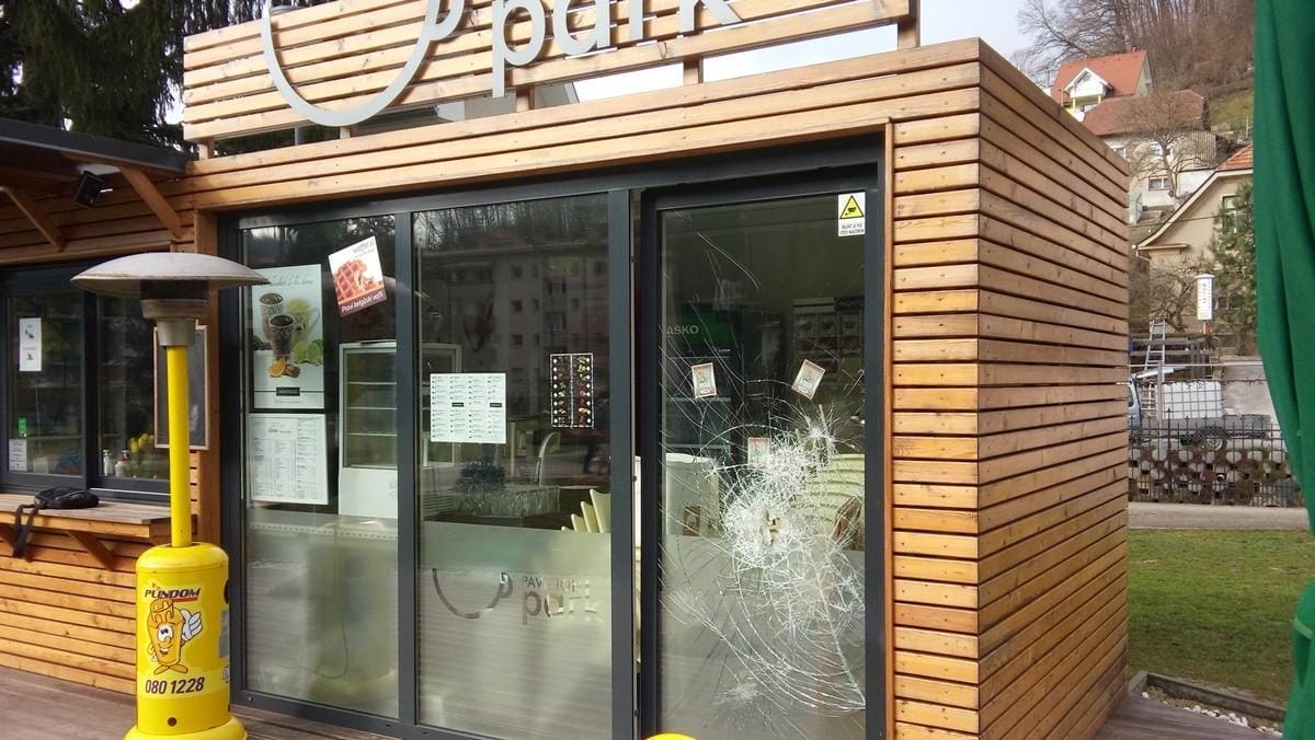 Vlomili in razdejali Paviljon Park