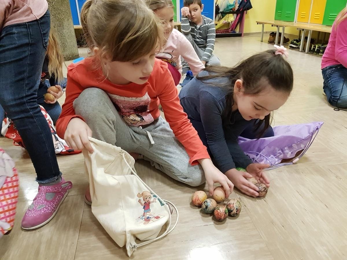 FOTO: Poiskali kar 80 pirhov, ki jih je skril velikonočni zajček