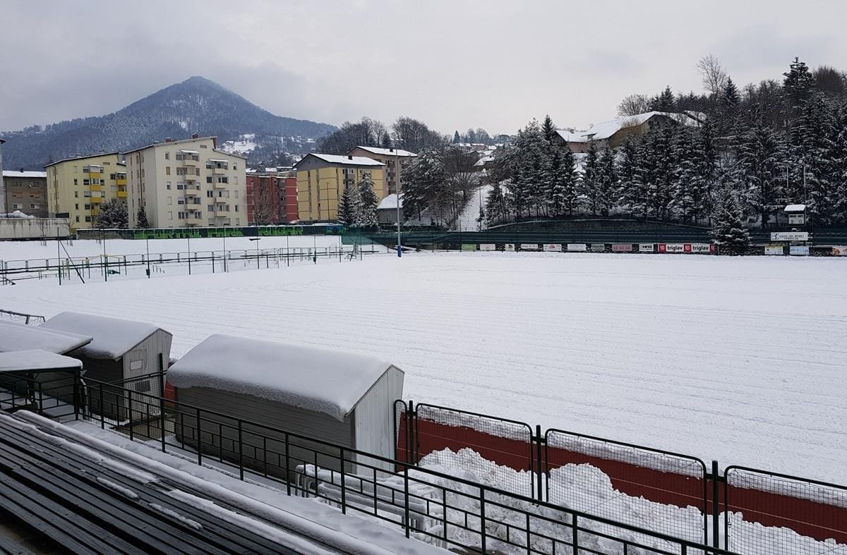 Ogorčeni Zasavci: "Je to nogometno igrišče ali je drsališče?"
