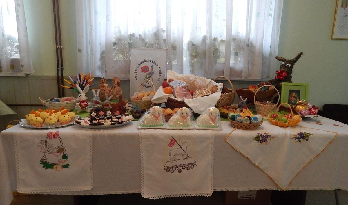 Na mizo postavile tradicionalne velikonočne dobrote