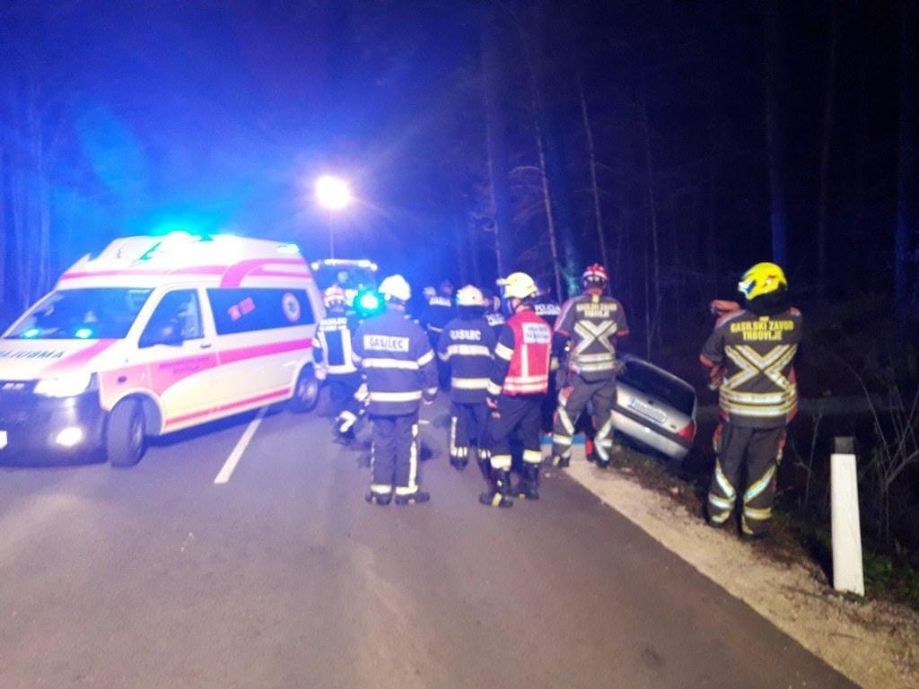 FOTO: Ponoči vozilo zapeljalo s ceste