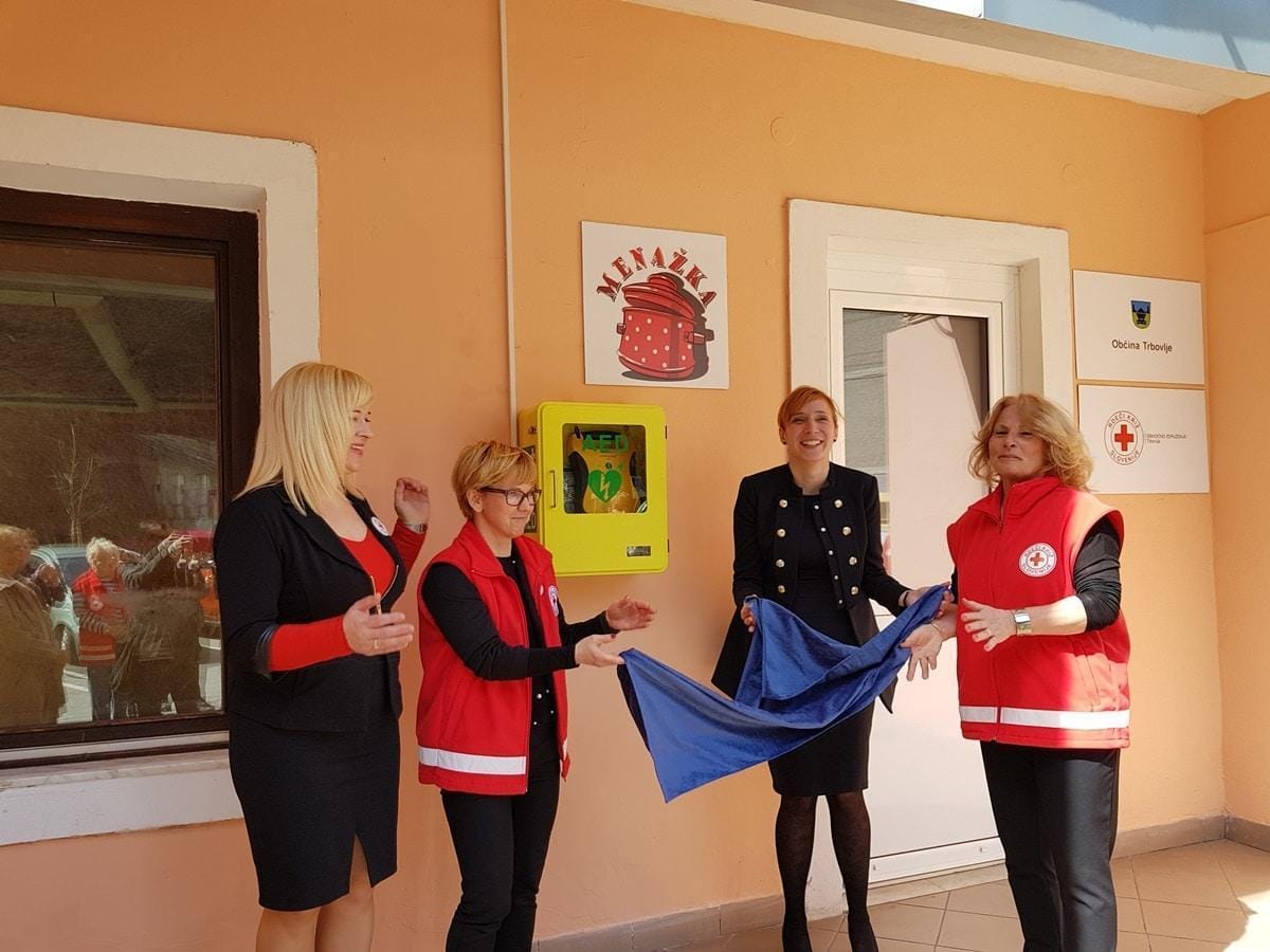 FOTO: Dostopen še en defibrilator. Občane naučili tudi, kako ga uporabiti