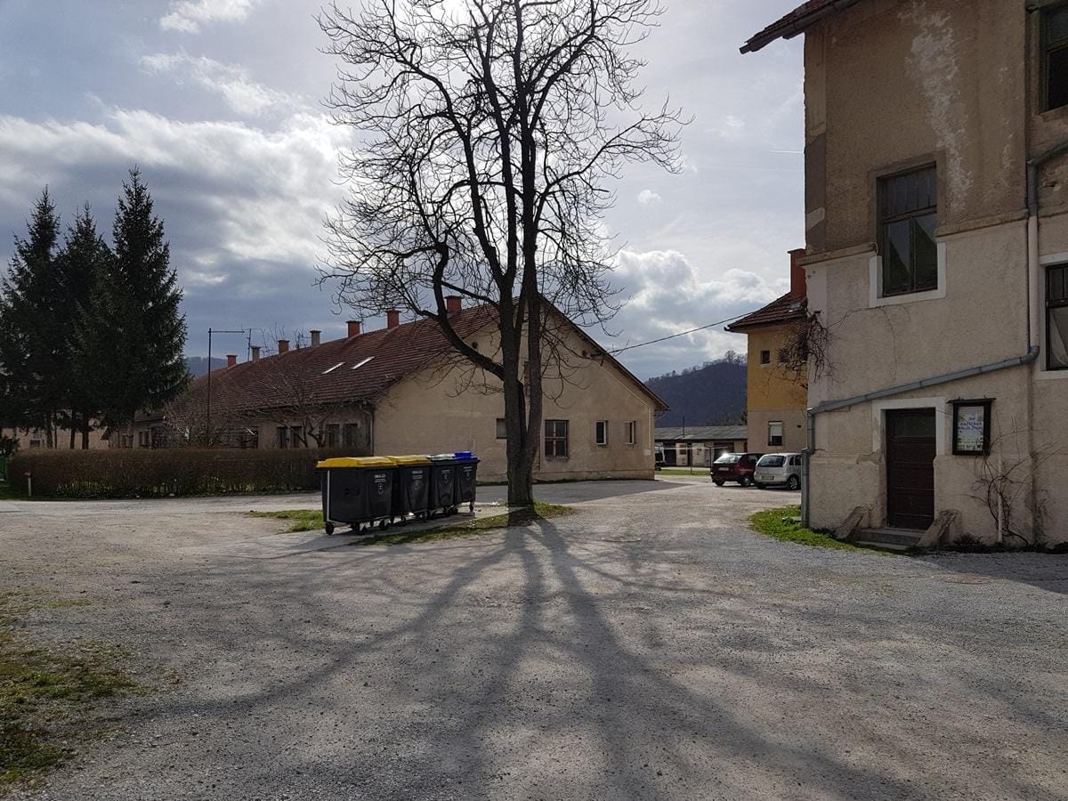 Makadam zamenjal asfalt, namesto prahu park s klopcami