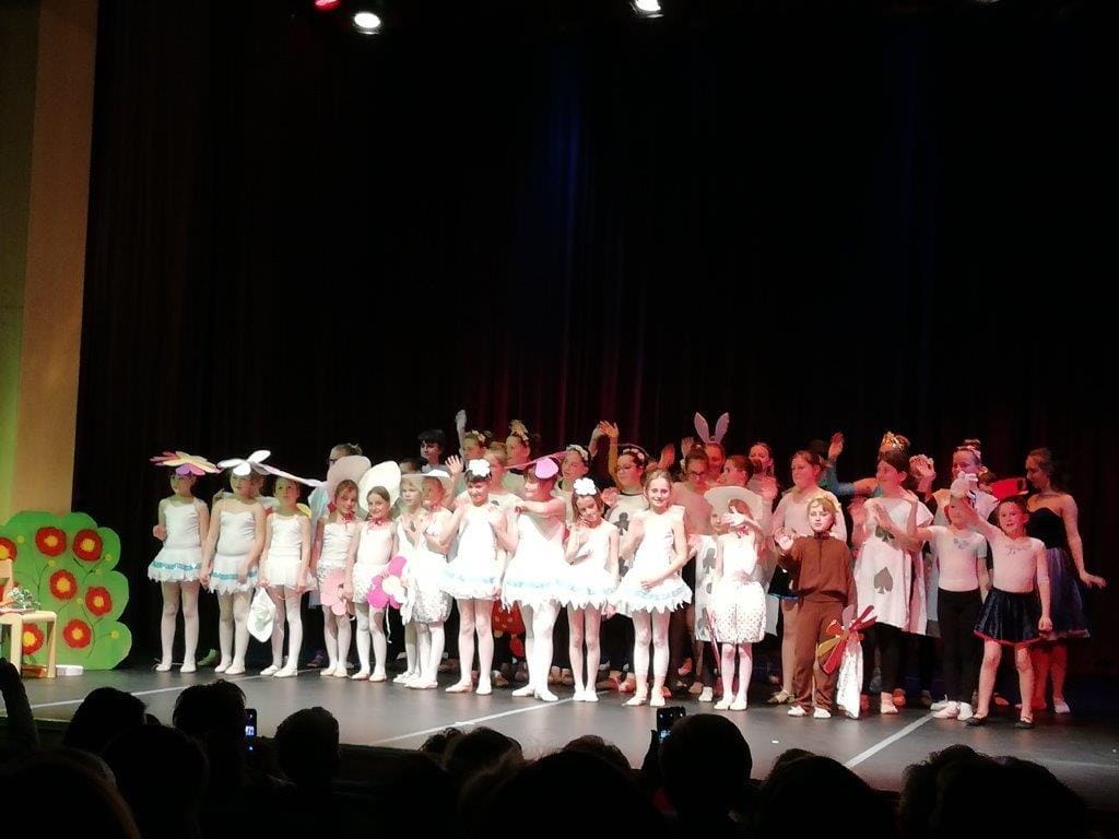 »Alica v čudežni deželi« plesala v Hrastniku