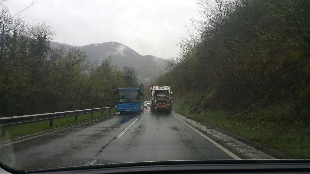 POZOR: Avtobus obstal, oviran promet