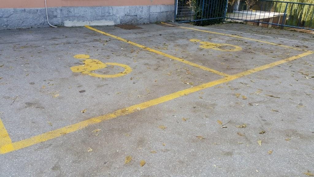 Poostreno nad parkiranjem na invalidskih parkirnih mestih