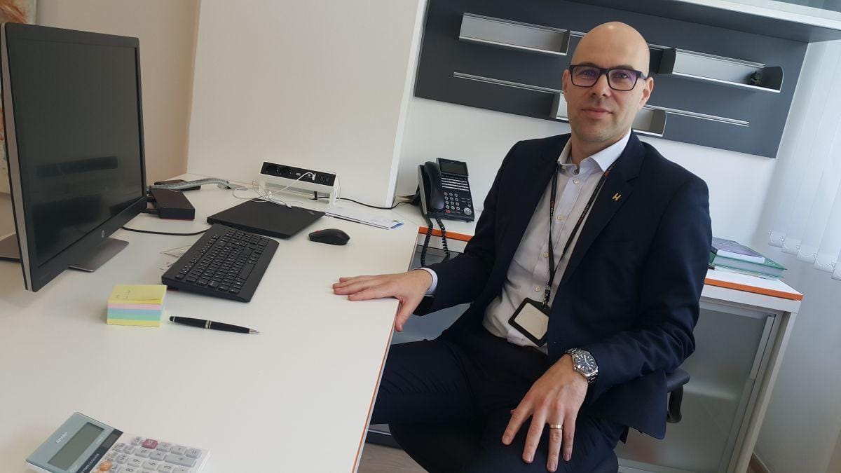 Božič zapira vrata, Čas nadaljuje s strategijo