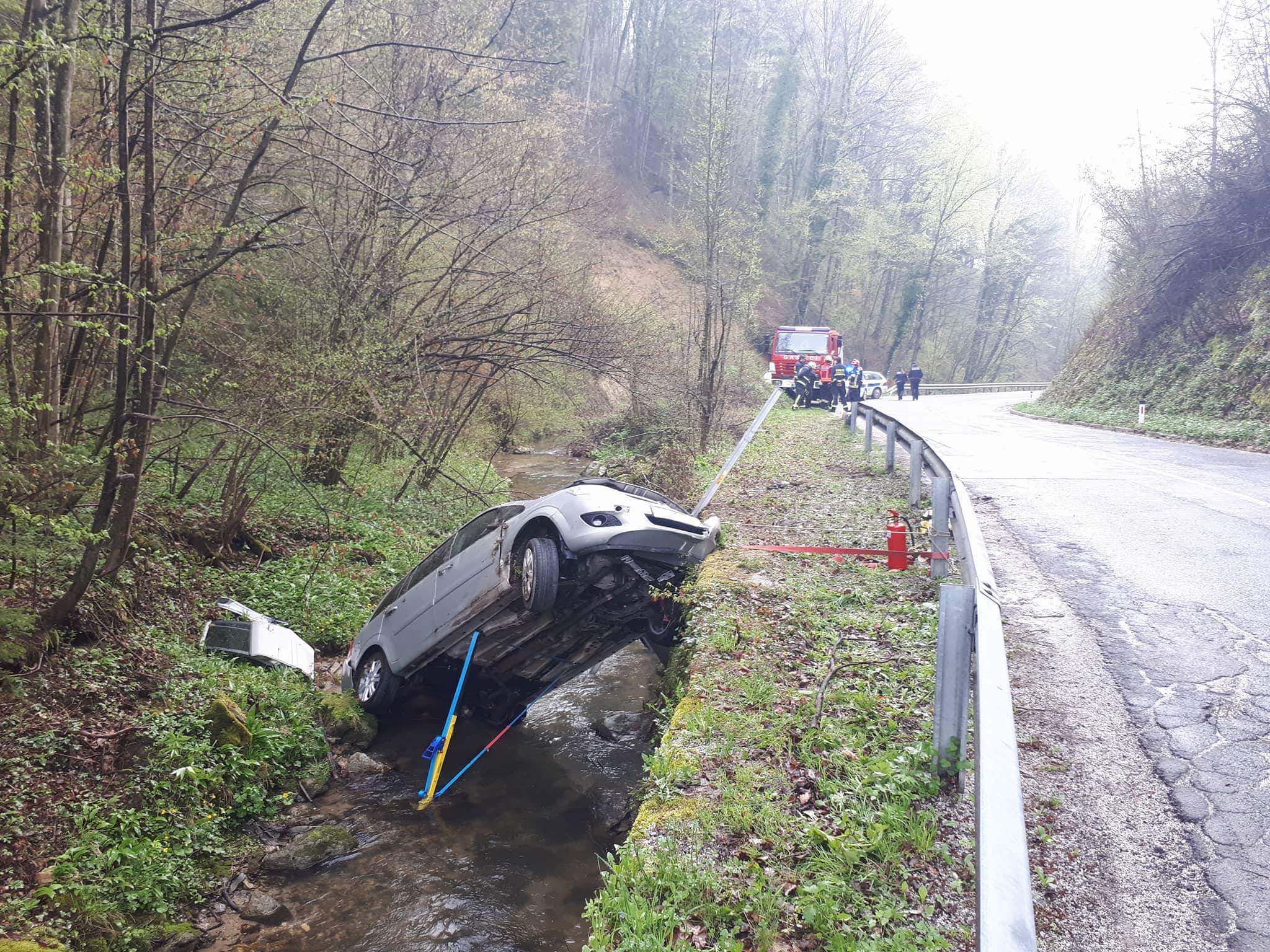 FOTO: Prometna nesreča, cesta že polovično odprta