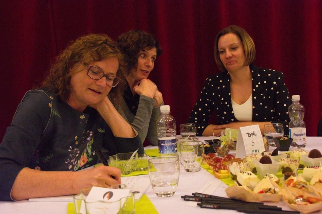 FOTO: "Medtem ko gradi prihodnost, doma še pospravi, naredi nalogo z otroki ..."