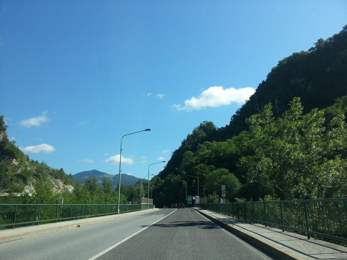 Povzročil za okoli 1500 evrov škode