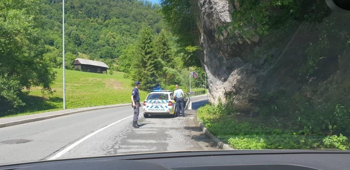 Zaradi prometne še polovična zapora ceste