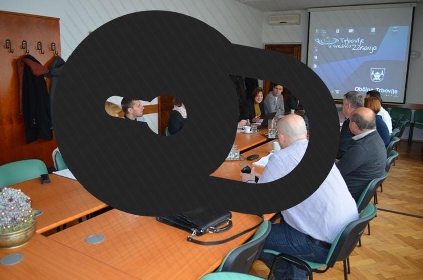 Elitni svet, ki je "javen", a zaprt za javnost