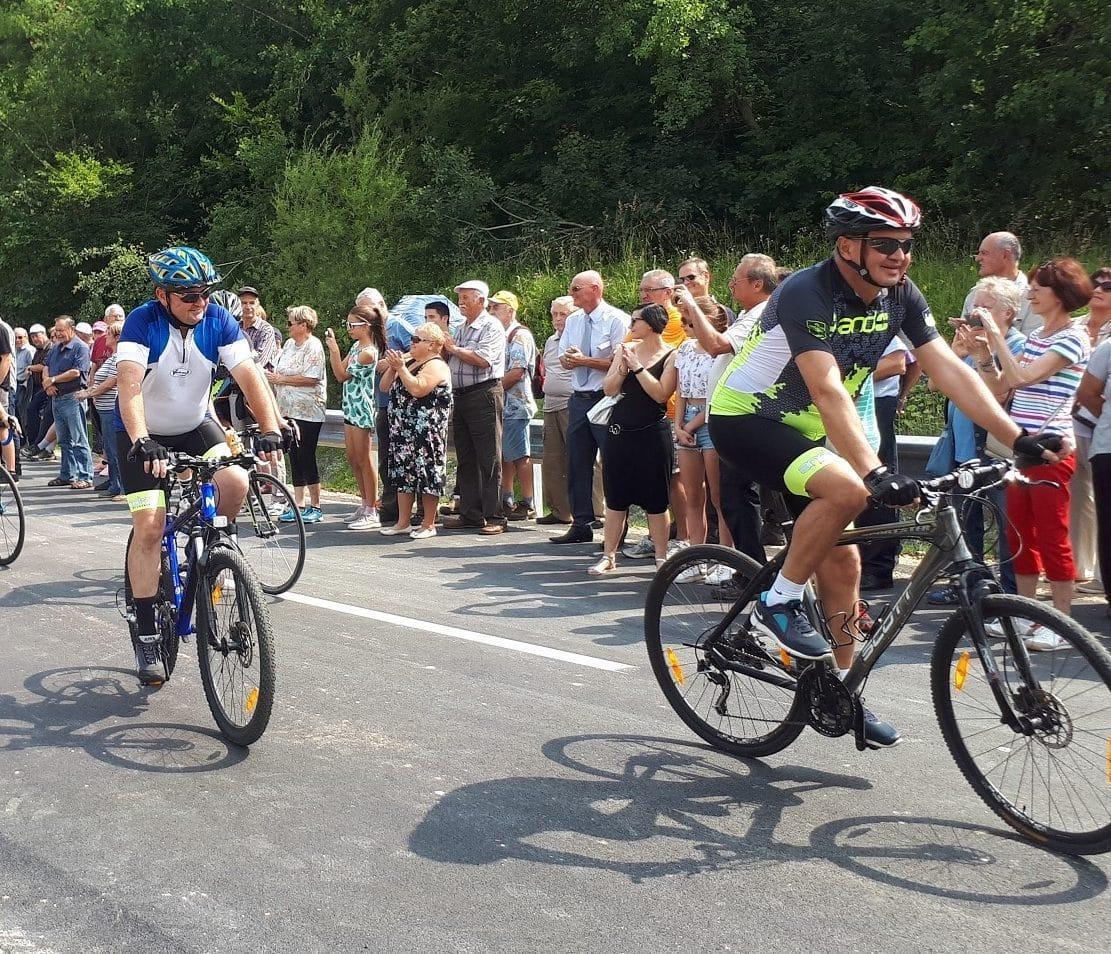 Namesto v avto na kolo, avtobus ali na skiro