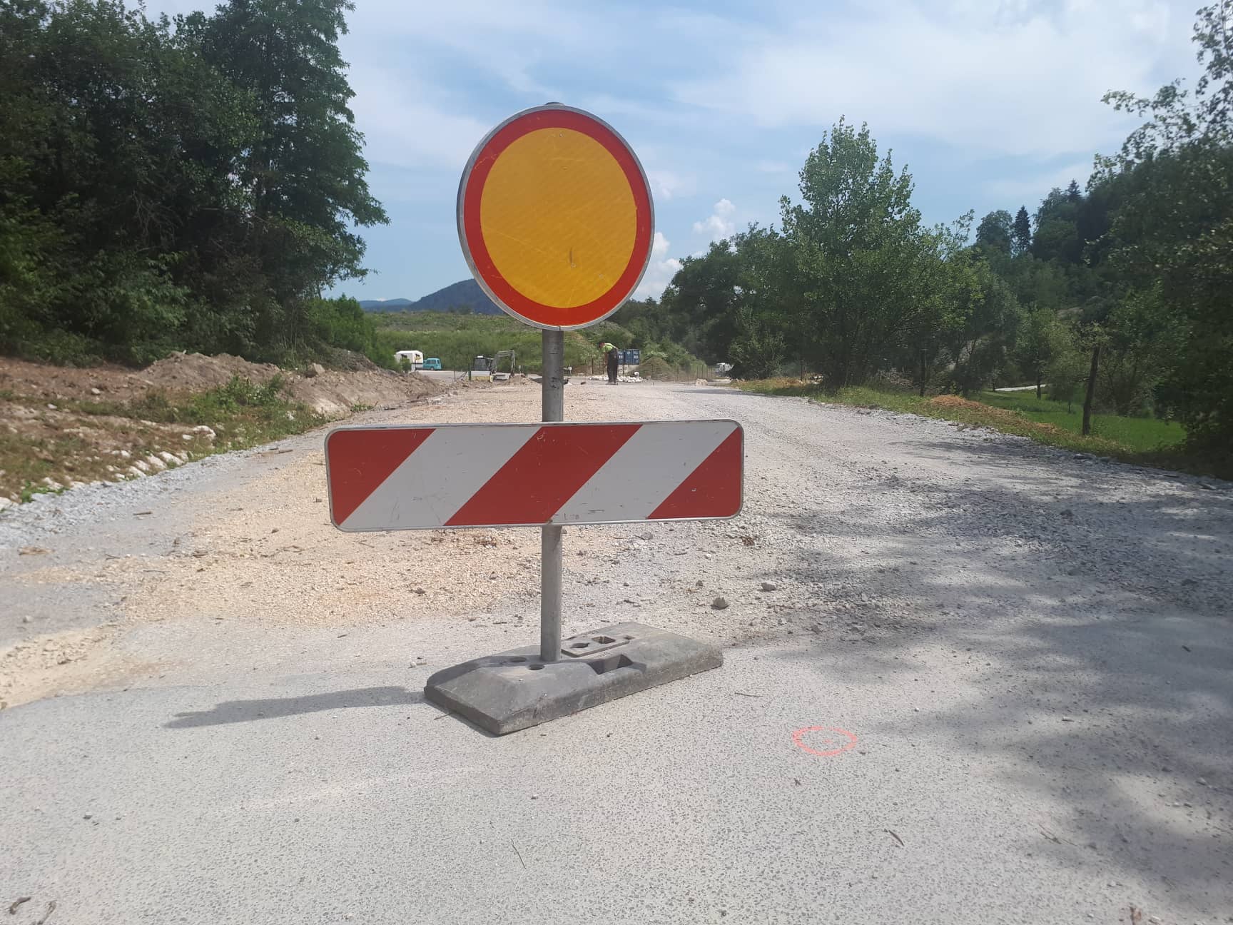 Kljub slovesnemu odprtju cesta ostaja zaprta