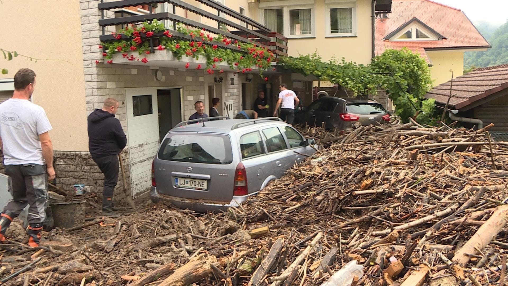 Več 100 objektov v Litiji pod vodo