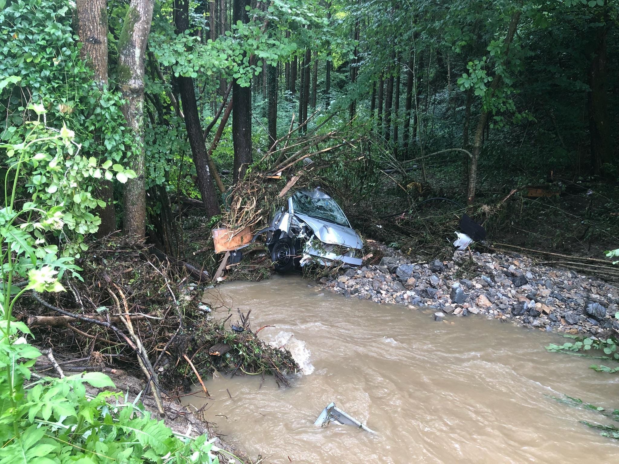FOTO: Poplava odnesla avto, poplavljeni objekti
