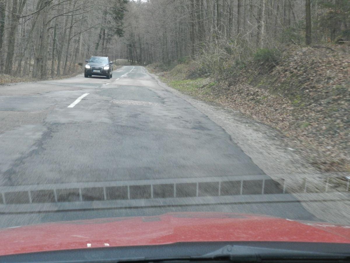 POZOR: Razsuti material nevarno ovira promet!