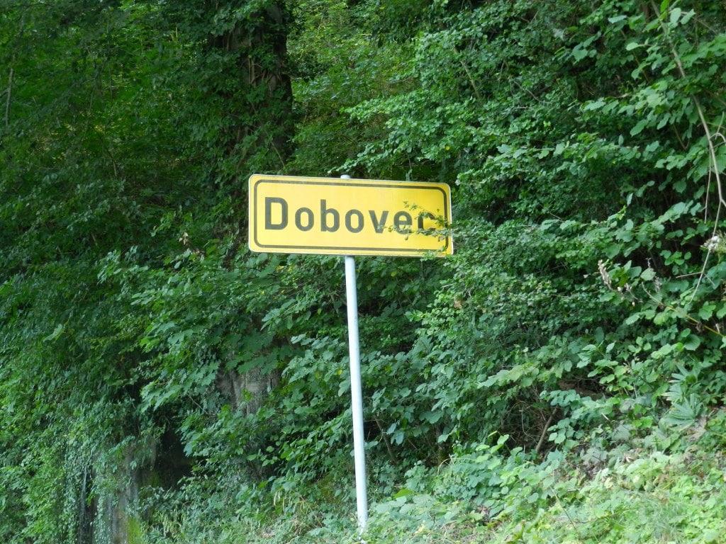 Zapora ceste na Dobovcu