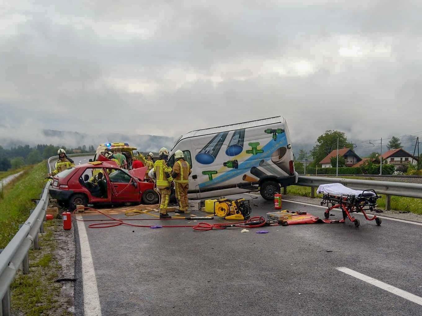 V nesreči v Zgornjem Logu umrl 28-letni voznik
