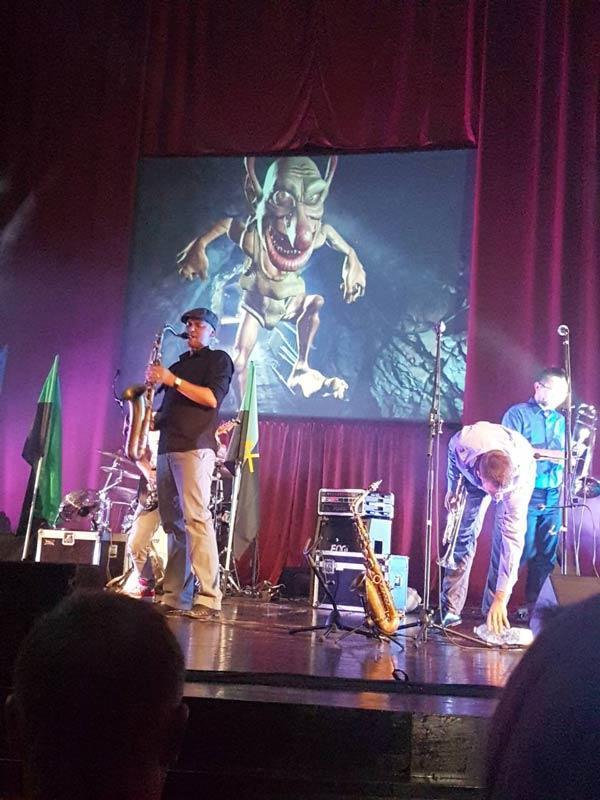 Knapi pogrešajo povezanost