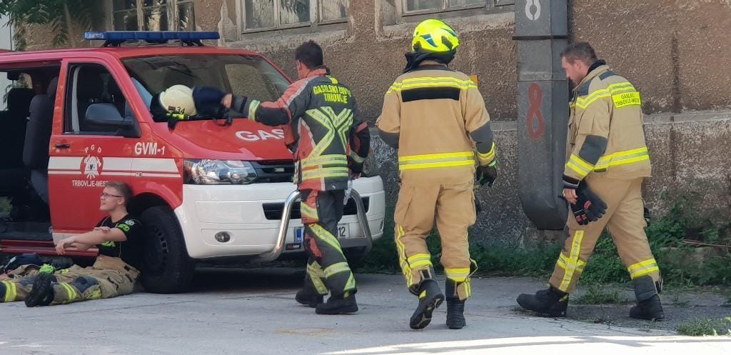 pozar strojna trbovlje FOTO: Gasilci se borijo z vsemi močmi