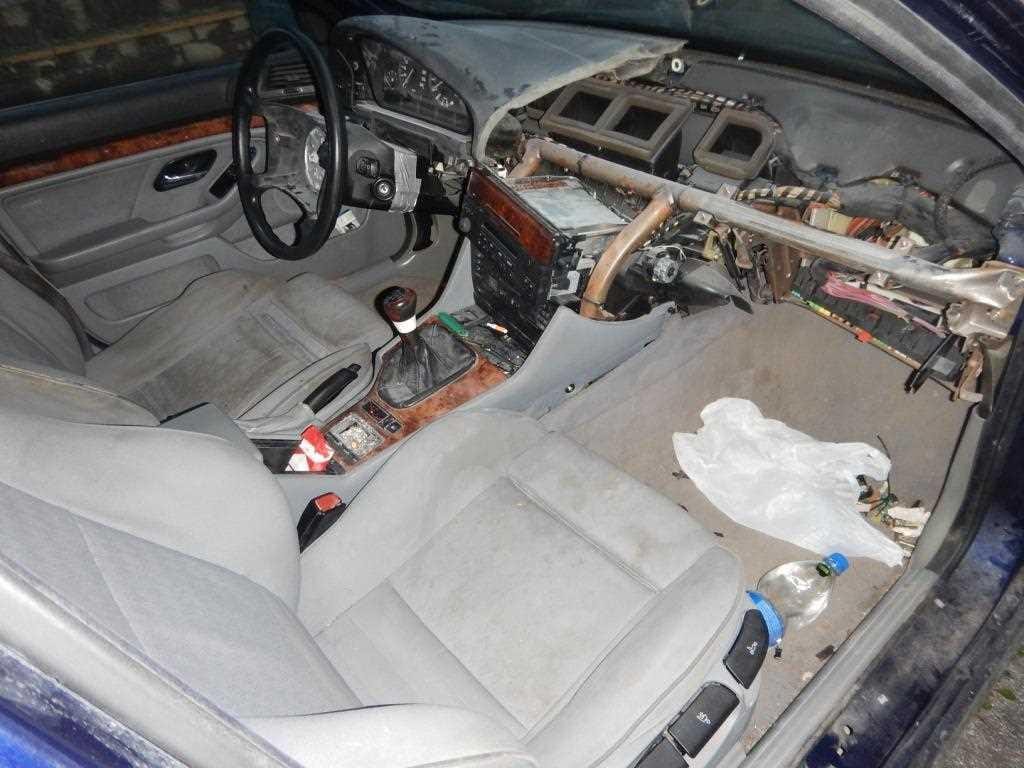 Pijan, brez izpita vozil "po domače" predelanega BMW-ja