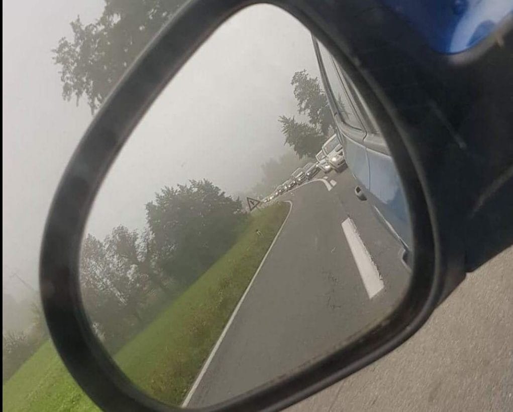 Trbovlje: Mladoletnik vzel avto, prehiteval kolono vozil, divjal, kršil vse mogoče predpise