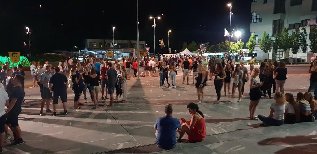 Kljub 15 tisoč glavi množici, k sreči le ostre besede, trava in alkohol