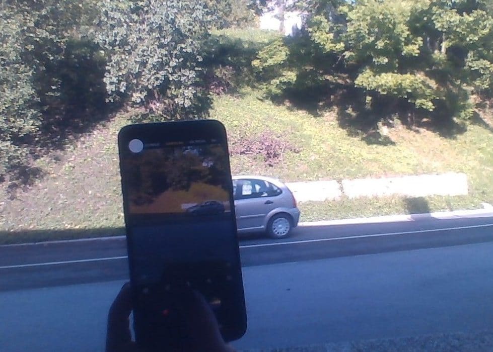 Bolj na telefonu kot na cesti?