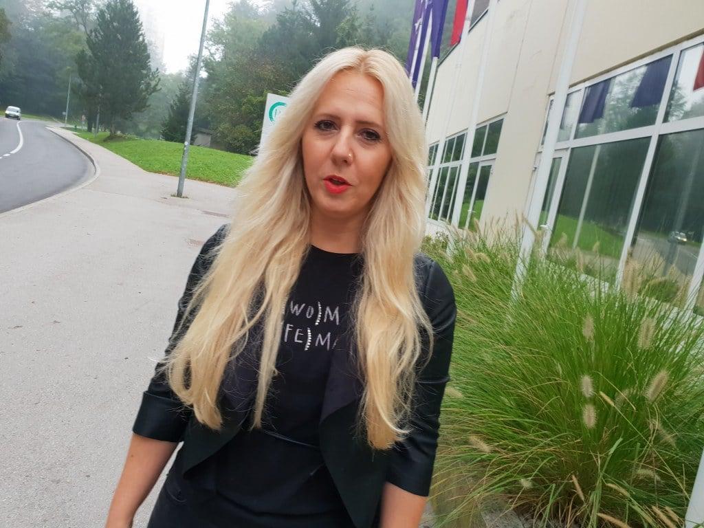 "Rada hodim bosa, da občutim."