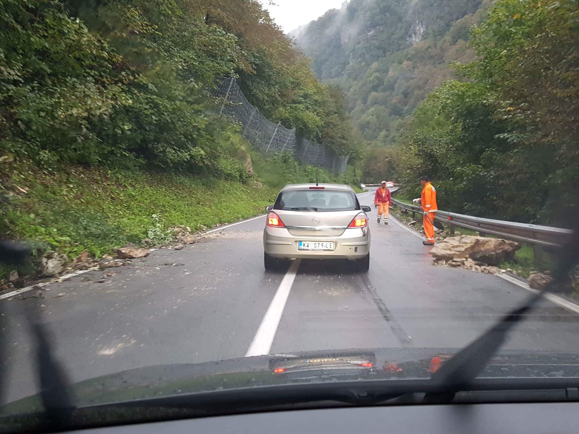Kamenje pada tudi na "nezaprtem" delu Zasavke