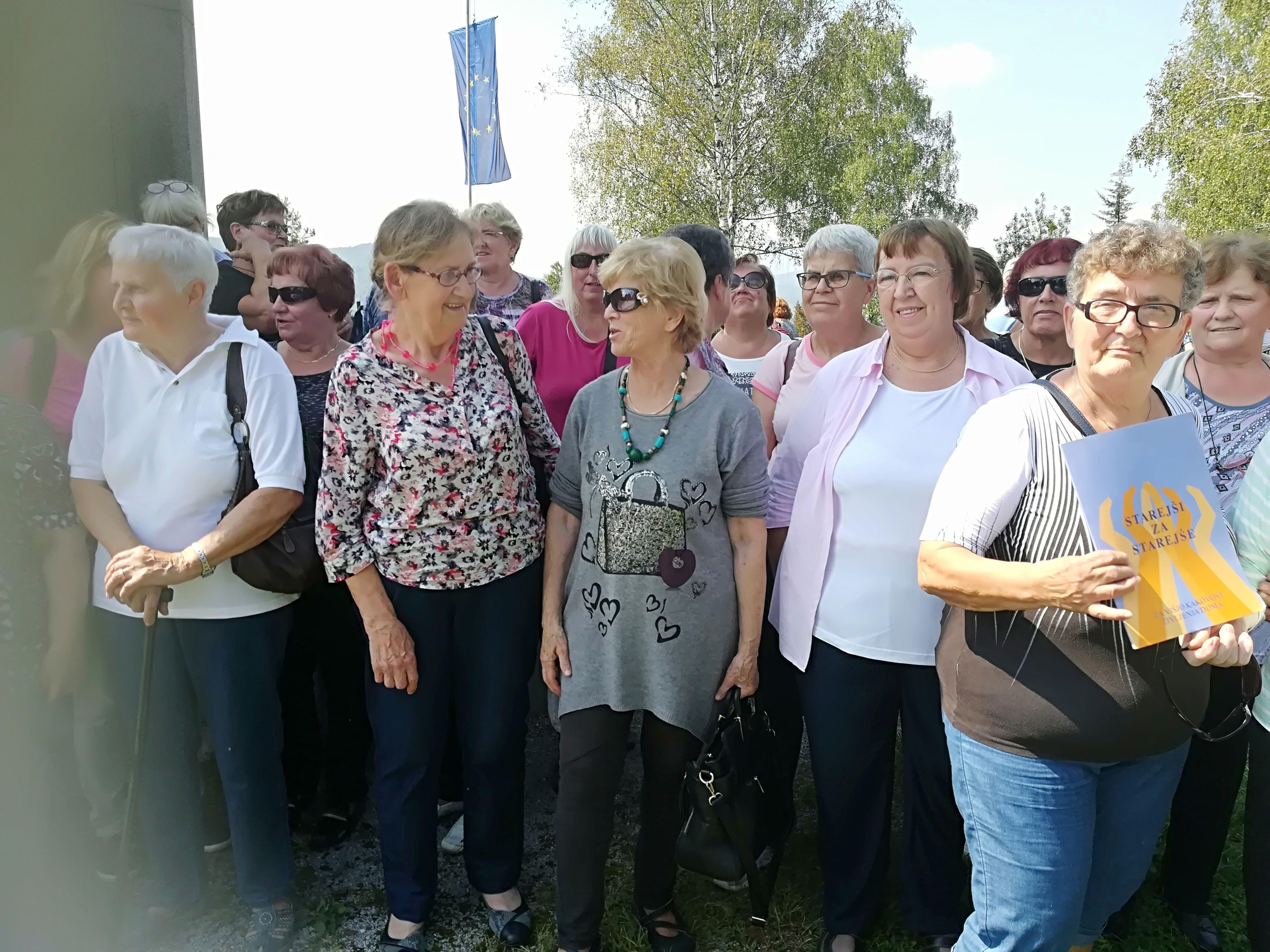 Prostovoljci projekta Starejši za starejše na potepu