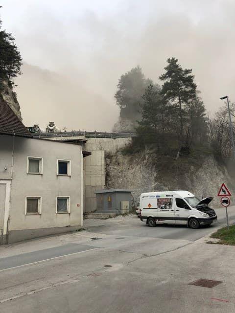 Oblak prahu in zemlje razburil občane