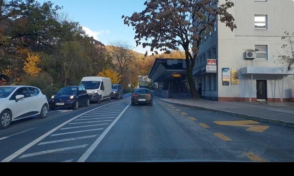 kolona gneca zagorje cesta Popolne ZAPORE po mestnih ulicah v Zagorju
