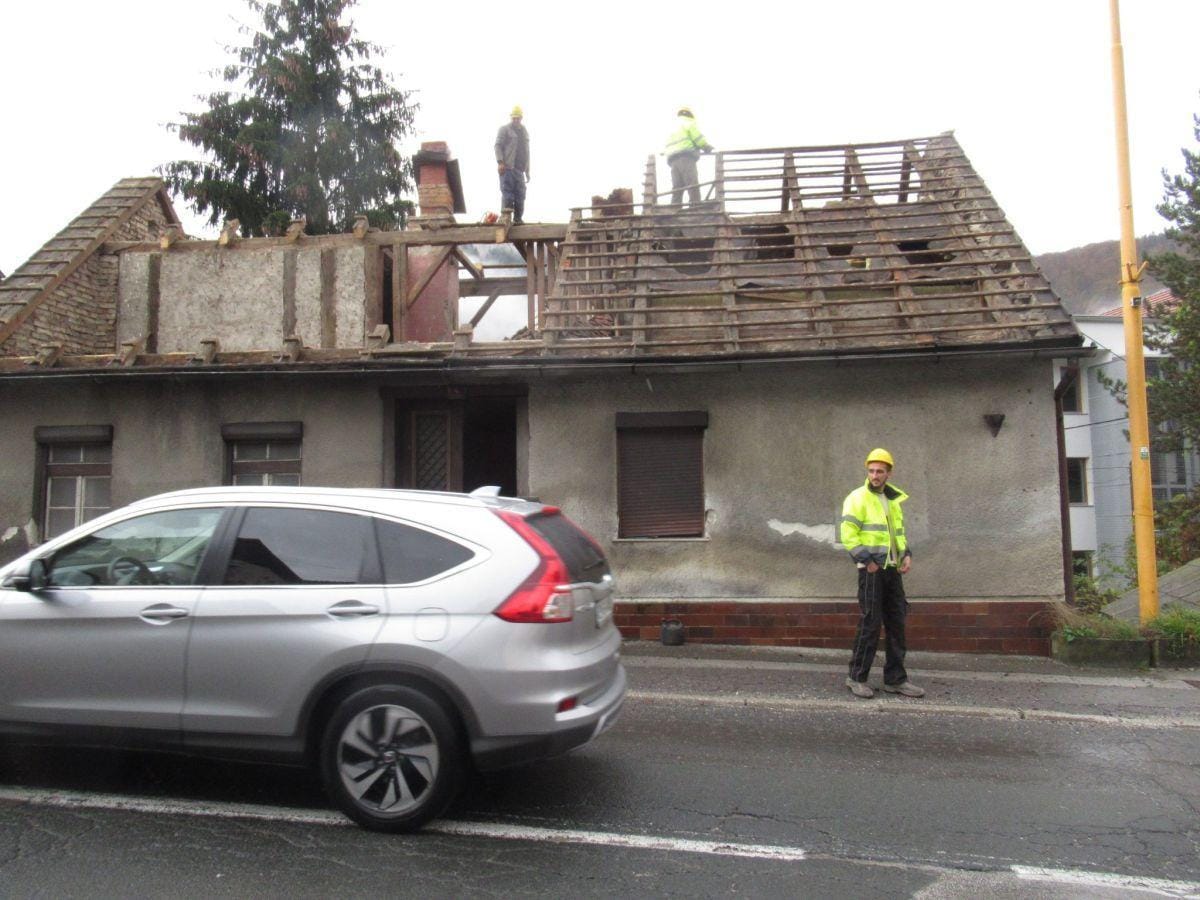 Podirajo prve objekte ob cesti, kje bo nov gasilski dom?