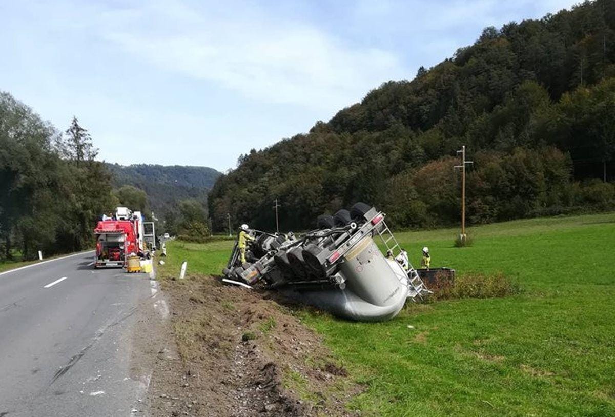 FOTO: Prevrnjena cisterna, polovična zapora ceste