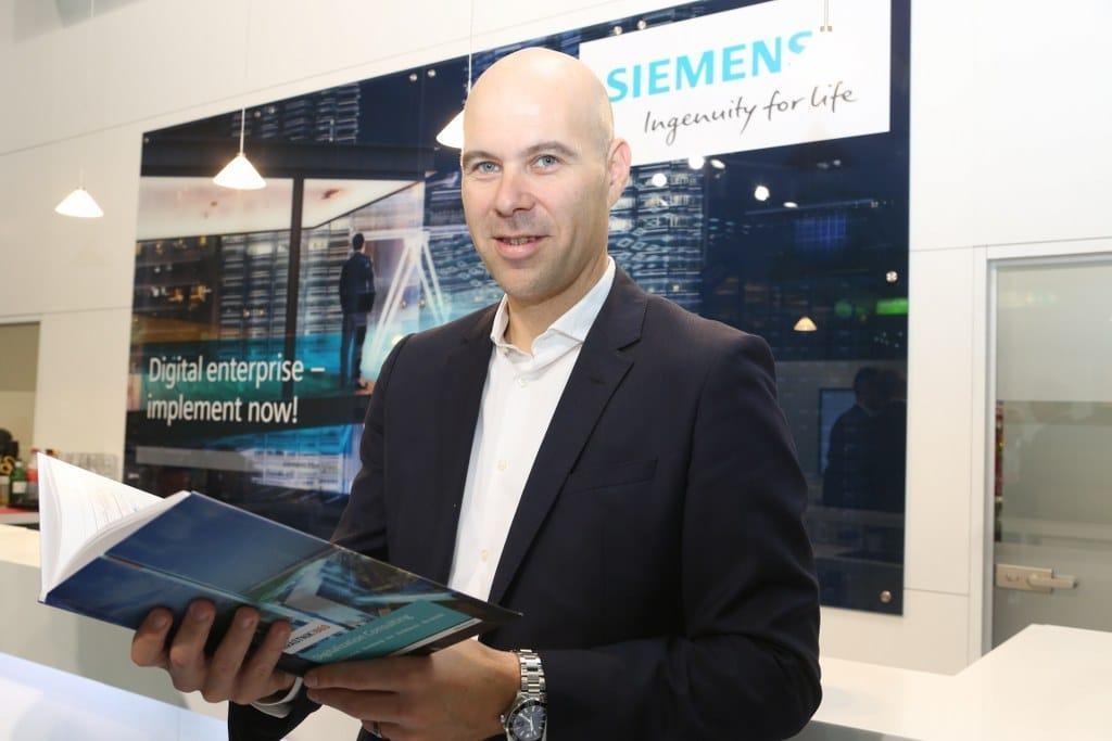 Direktorju v roke načrt za digitalizacijo tovarne