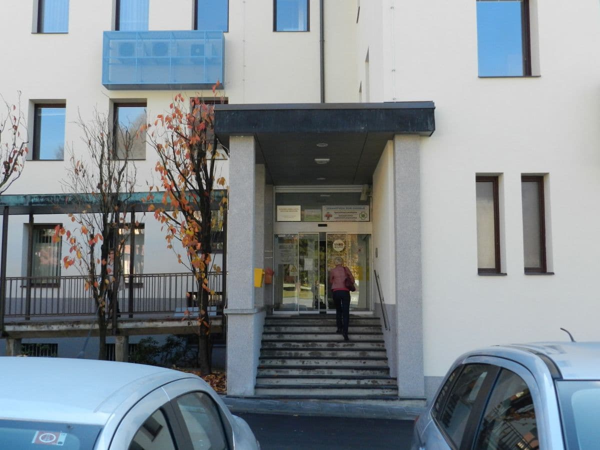 Popivat je prišel kar v zdravstveni dom