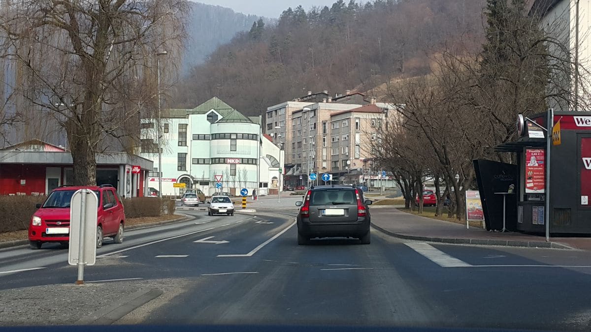 Jutri zaprta enosmerna cesta pri blagovnici