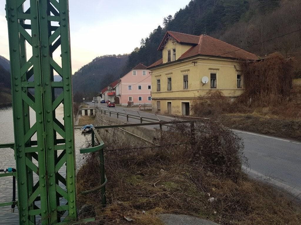 Ta cesta je nujno potrebna, je nevarna!