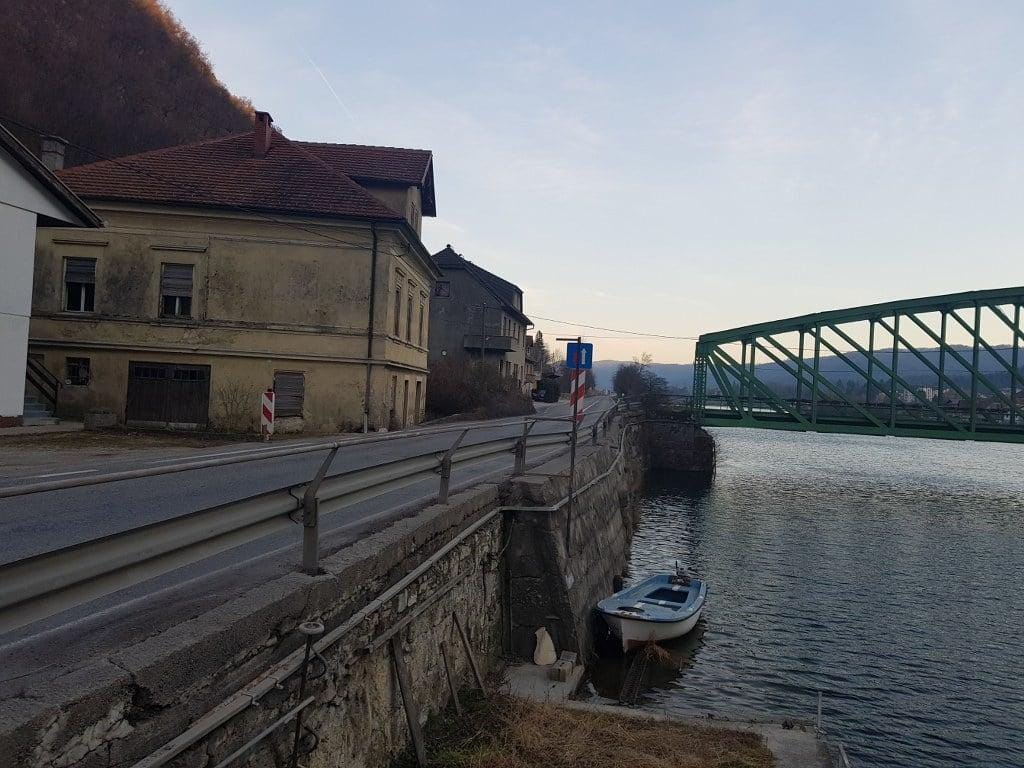 V sredini maja zapora na cesti Zidani Most - Radeče