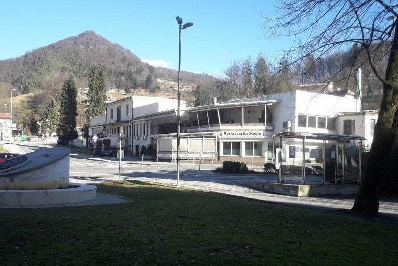 Je kdo zainteresiran za lokal na bazenu?