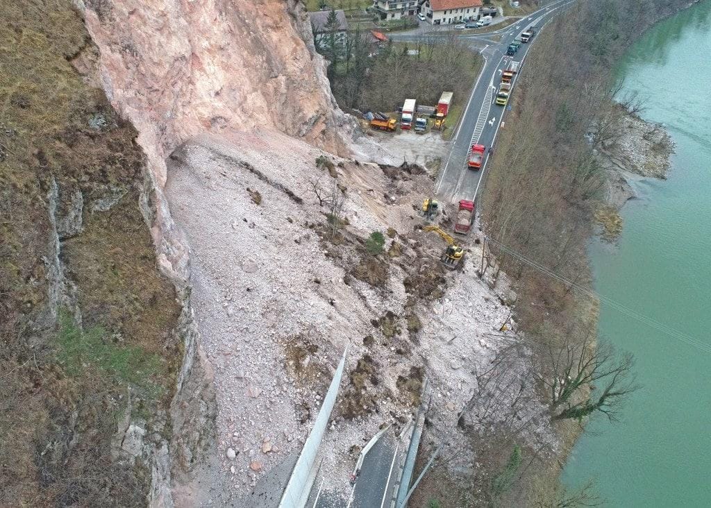IZ ZRAKA: Velikanska gmota materiala zaprla glavno cesto