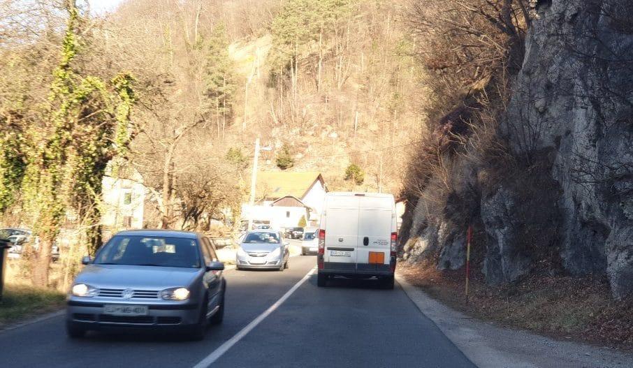 Ni pločnika, niti prehoda. Tek čez cesto pa v stilu ruske rulete