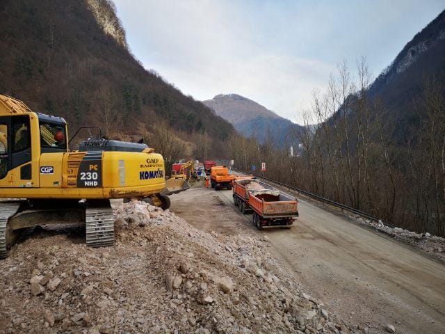 FOTO: Nakazujejo se nove nevarnosti, cesta zaprta še lep čas!