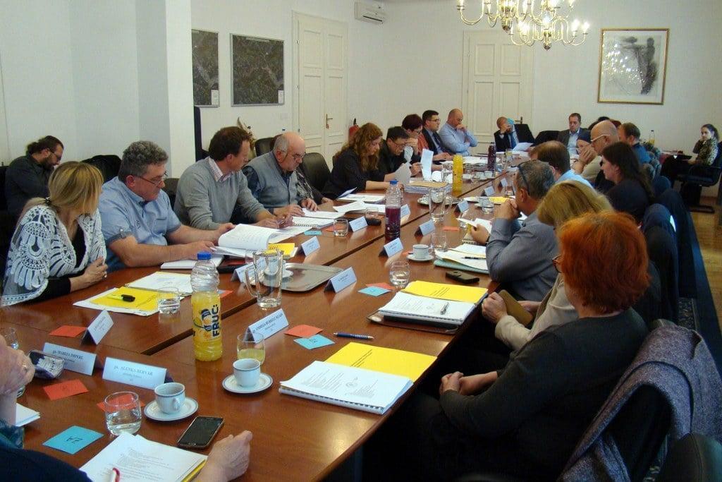 Štiričlanska radeška družina okoli 5 evrov več