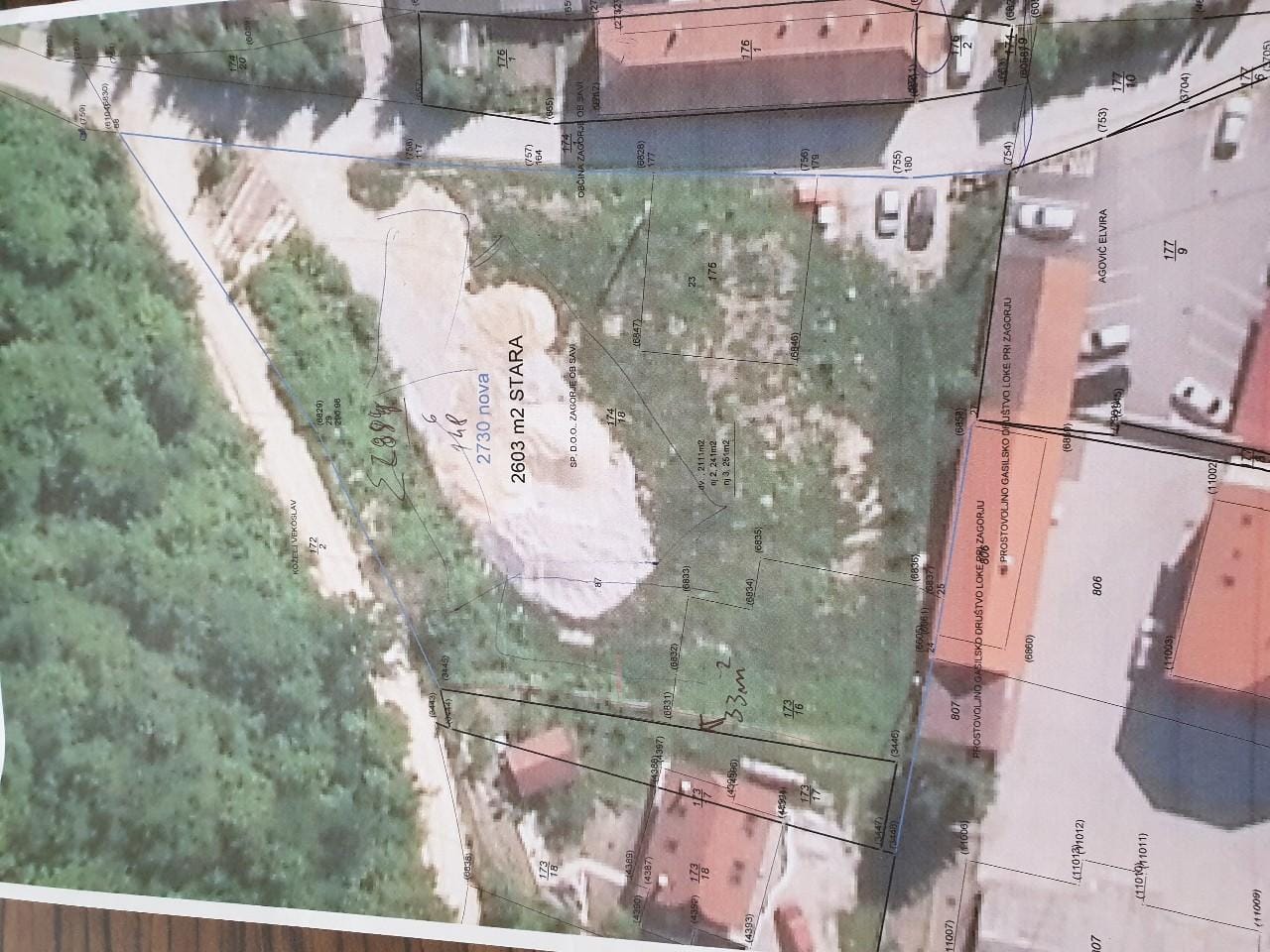 Nova stanovanjska gradnja, zraven pa še nov vrtec