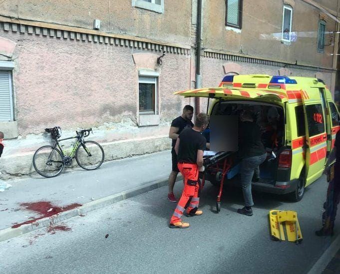 Kolesar se je zaletel v osebno vozilo