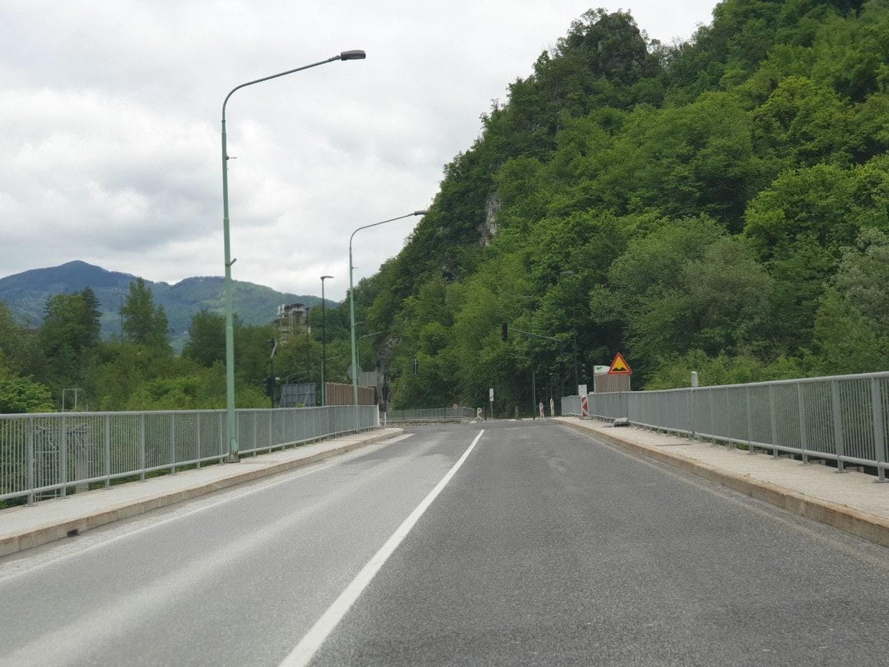 Cel dan ZAPRTA vpadnica, obvestilo pa le na lističu